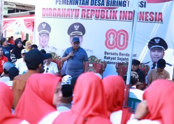 Bupati Takalar Bagikan Bendera Merah Putih Sekaligus Lepas Pawai Perahu