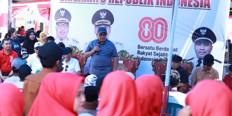 Bupati Takalar Bagikan Bendera Merah Putih Sekaligus Lepas Pawai Perahu