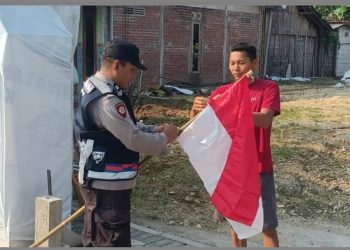 Tingkatkan Rasa Nasionalisme, Polres Ngawi Bagikan dan Pasang Bendera Merah Putih di Rumah-rumah Warga
