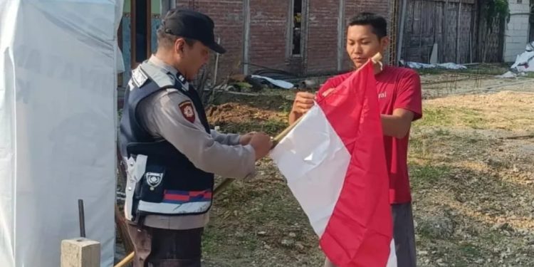 Tingkatkan Rasa Nasionalisme, Polres Ngawi Bagikan dan Pasang Bendera Merah Putih di Rumah-rumah Warga