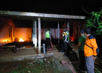 Polisi Ngawi Bersama Instansi Terkait dan Warga Saling Bantu Padamkan Kebakaran Rumah di Sine