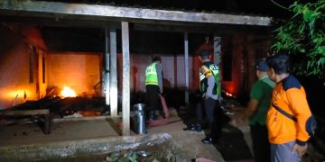 Polisi Ngawi Bersama Instansi Terkait dan Warga Saling Bantu Padamkan Kebakaran Rumah di Sine