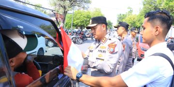Kapolres Ngawi Turut Pasangkan Bendera Merah Putih di Kendaraan yang Melintas, Tingkatkan Jiwa Nasionalis