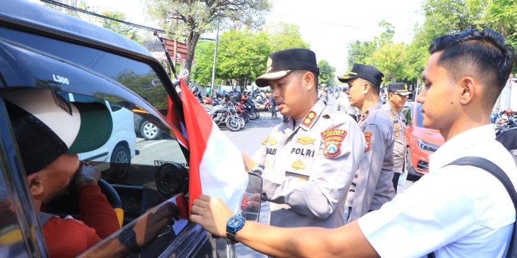 Kapolres Ngawi Turut Pasangkan Bendera Merah Putih di Kendaraan yang Melintas, Tingkatkan Jiwa Nasionalis
