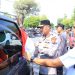 Kapolres Ngawi Turut Pasangkan Bendera Merah Putih di Kendaraan yang Melintas, Tingkatkan Jiwa Nasionalis