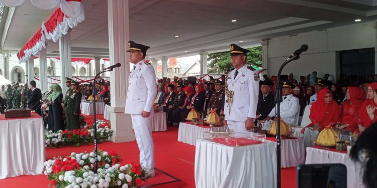 Bupati Jeneponto Pimpin Upacara Pengibaran Bendera Merah Putih HUT RI ke-80 Dilapangan Passamaturukang