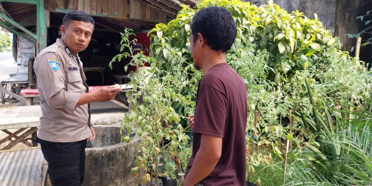 Bhabinkamtibmas Desa Brubuh Patroli P2B, Dukung Ketahanan Pangan di Ngawi