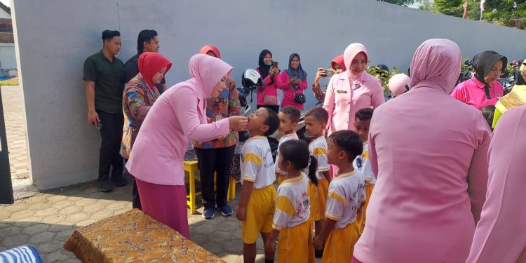 Pengurus Yayasan Kemala Bhayangkari Cabang Nganjuk Gelar Pemberian Vitamin A untuk Siswa TK Kemala Bhayangkari 50.