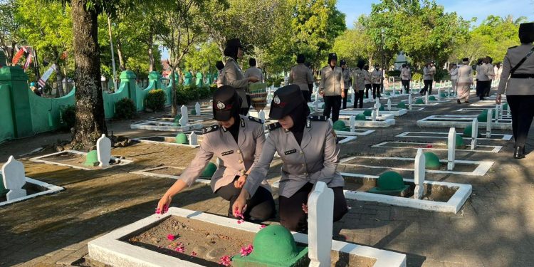 Sambut Hari Jadi ke-77 Polwan Polres Ngawi Gelar Ziarah dan Tabur Bunga di TMP