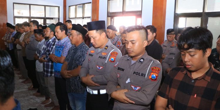 Polres Ngawi Gelar Salat Gaib Doakan Alm. Affan Kurniawan