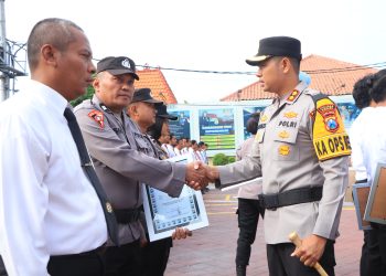 47 Personel Polri dan PHL Polres Ngawi Mendapat Penghargaan Kapolres