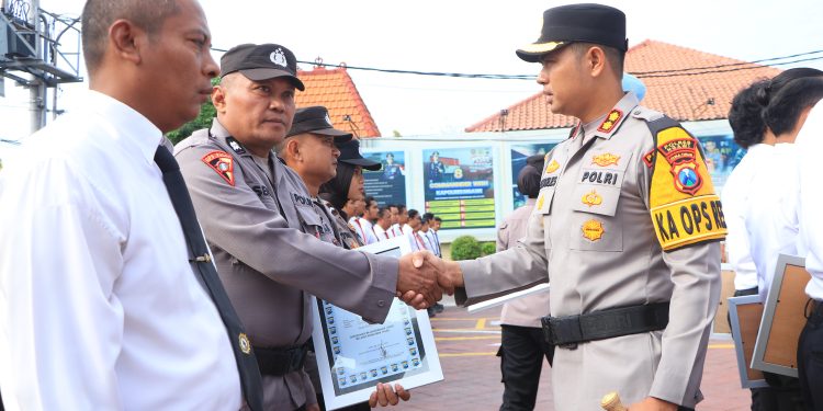47 Personel Polri dan PHL Polres Ngawi Mendapat Penghargaan Kapolres