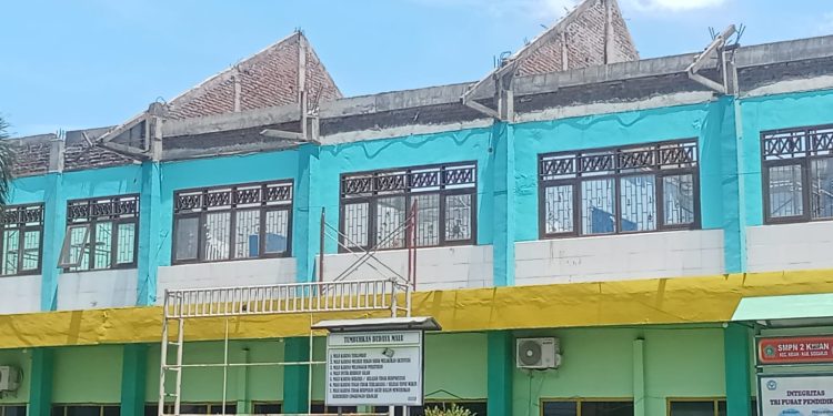 Proyek Renovasi Ruang Kelas SMPN 2 Krian Sidoarjo Diduga Menyalahi Aturan SOP