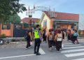 Berikan Rasa Aman Pengguna Jalan, Polsek Kedunggalar Polres Ngawi Gelar Penampilan Pagi