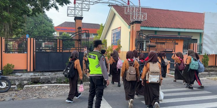 Berikan Rasa Aman Pengguna Jalan, Polsek Kedunggalar Polres Ngawi Gelar Penampilan Pagi