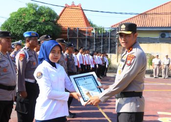 3 Masyarakat Bersama 42 Anggota Polres Ngawi Terima Penghargaan dari Kapolres