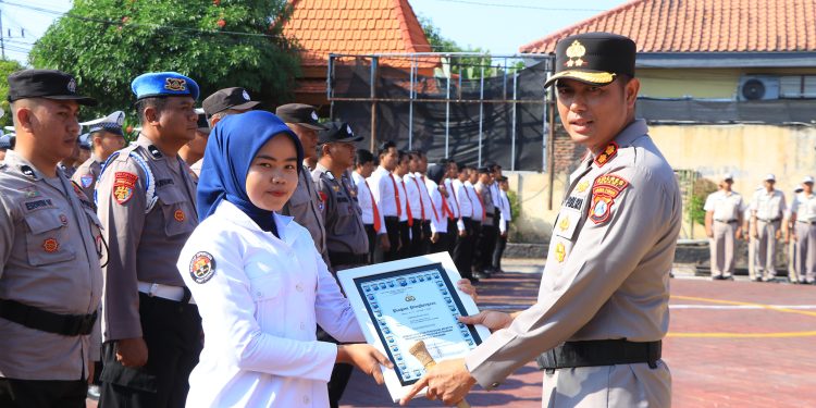 3 Masyarakat Bersama 42 Anggota Polres Ngawi Terima Penghargaan dari Kapolres