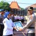 3 Masyarakat Bersama 42 Anggota Polres Ngawi Terima Penghargaan dari Kapolres