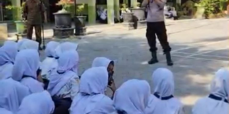 Jaga Generasi Bangsa, Polres Ngawi Laksanakan Program Police Go To School Di SMPN 3 Karangjati