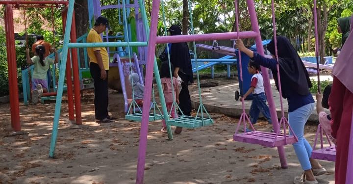 Taman Pakal Jadi Tempat Favorit Anak-Anak Bermain Saat Liburan Sekolah
