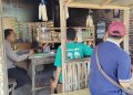 Ngopi Bareng Warga, Bhabinkamtibmas Warujayeng Berikan Wawasan Kamtibmas