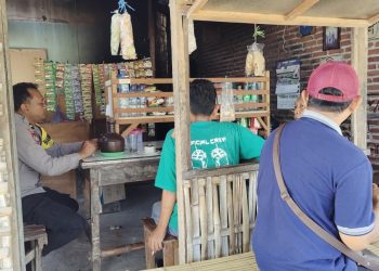 Ngopi Bareng Warga, Bhabinkamtibmas Warujayeng Berikan Wawasan Kamtibmas