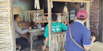 Ngopi Bareng Warga, Bhabinkamtibmas Warujayeng Berikan Wawasan Kamtibmas