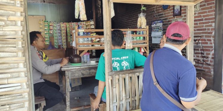 Ngopi Bareng Warga, Bhabinkamtibmas Warujayeng Berikan Wawasan Kamtibmas