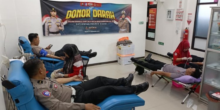 Peduli Sesama, Satlantas Polres Ngawi Gelar Donor Darah