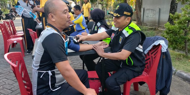 Jaga Kesehatan Fisik Anggota, Polres Ngawi Gelar TKJ di Alun-Alun