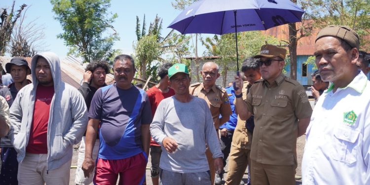 Bupati Jeneponto H. Paris Yasir Tinjau Lokasi Kebakaran Di Dusun Junggea, Desa Maccinibaji, Kecamatan Batang