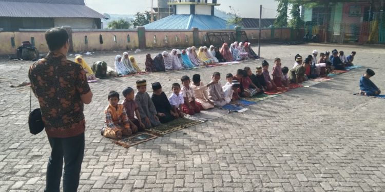Siswa UPT SDN 17 Bontoramba, Jeneponto Gelar Sholat Dhuha
