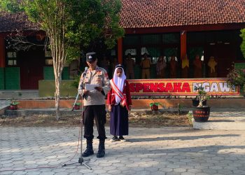 Cegah Kenakalan Remaja di Ngawi, Kanit Binmas Jadi Pembina Upacara di SMPN 1 Karanganyar