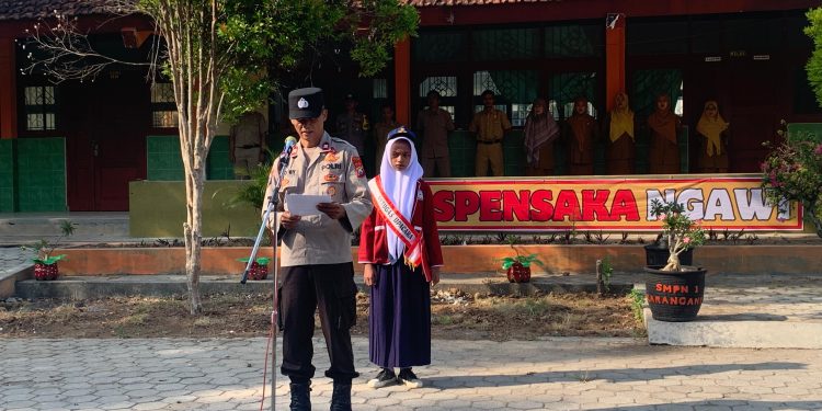 Cegah Kenakalan Remaja di Ngawi, Kanit Binmas Jadi Pembina Upacara di SMPN 1 Karanganyar