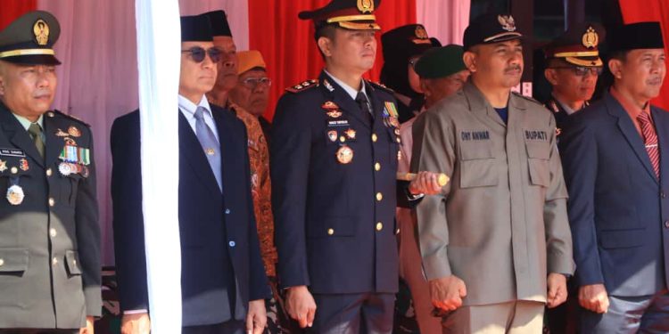 Kapolres Ngawi Hadiri Upacara HUT TNI Ke 80 Di Kodim 0805