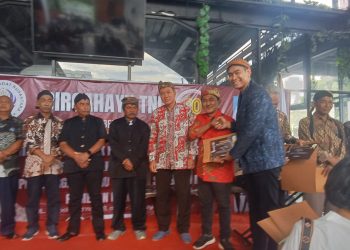 Masyarakat Adat Nusantara Jatim Berikan Piagam Penghargaan Juru Pelihara Situs dan Makam