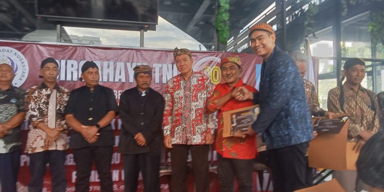 Masyarakat Adat Nusantara Jatim Berikan Piagam Penghargaan Juru Pelihara Situs dan Makam