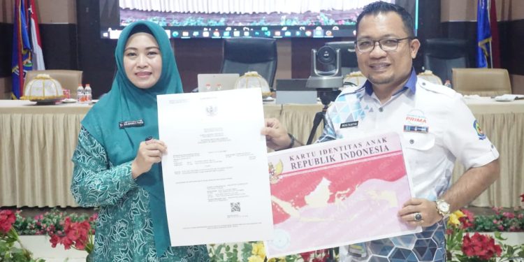 Dukcapil Jeneponto Serahkan 922 Dokumen Dan Buka Layanan Ekstra Pencetakan KIA-Akta
