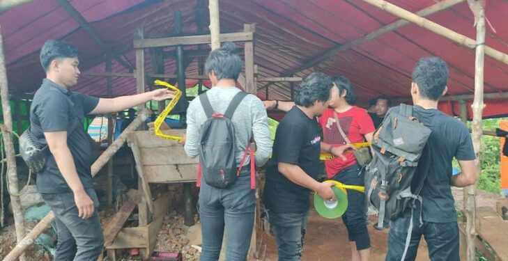 Tim Sat Reskrim polres Gowa Tertibkan Lokasi Tambang Emas Yang di Duga Tak Miliki Izin Operasi di Kecamatan Biringbulu.