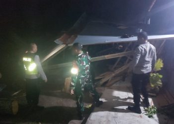 Polisi Ngawi Bantu Evakuasi Pohon Tumbang di Karanganyar