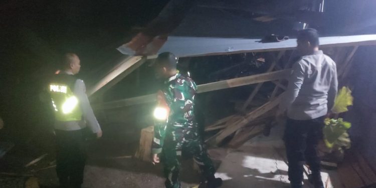 Polisi Ngawi Bantu Evakuasi Pohon Tumbang di Karanganyar