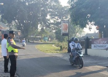 Ciptakan Rasa Aman dan Nyaman Para Pelajar Ngawi, Polsek Karanganyar Gatur Lalin di Sekolah