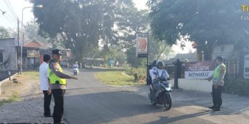 Ciptakan Rasa Aman dan Nyaman Para Pelajar Ngawi, Polsek Karanganyar Gatur Lalin di Sekolah