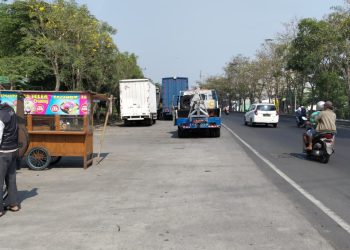 PT. Lookman Jaja Diduga Kebal Hukum, Bertahun-tahun Parkir Armada di Bahu Jalan Surabaya  