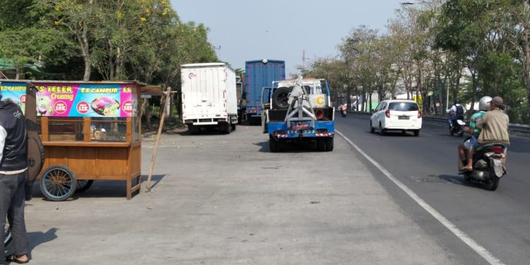 PT. Lookman Jaja Diduga Kebal Hukum, Bertahun-tahun Parkir Armada di Bahu Jalan Surabaya  