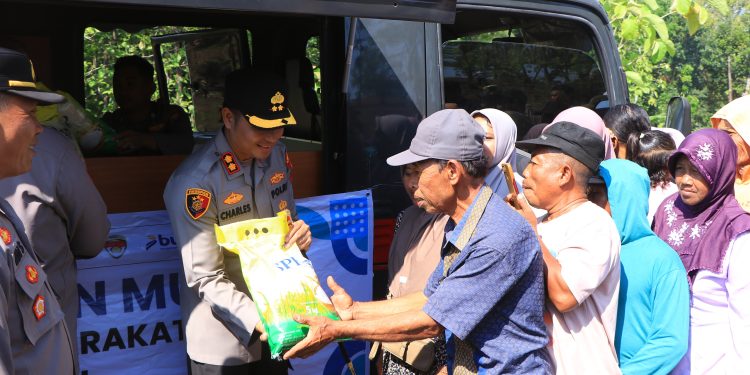 Terima Kasih Polisi, Warga Desa Pacing Gembira Terima Beras Gratis dari Polres Ngawi