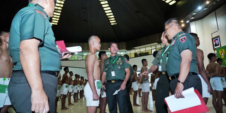 Kasdam XIV/Hsn Pimpin Sidang Parade Penerimaan Calon Bintara PK TNI AD Gelombang II TA 2025 Panda Makassar