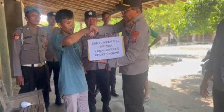 Polisi Ngawi Peduli Warga Terdampak Angin Puting Beliung di Karanganyar