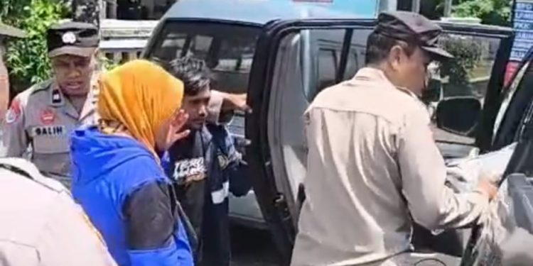 Polsek Pitu Polres Ngawi Sigap Antarkan Ibu di Jalan yang Akan Melahirkan