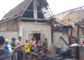 Polisi Ngawi Sigap Bantu Evakuasi Kebakaran Rumah Warga di Mantingan